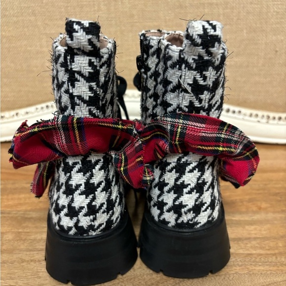 NWOB. New Betsy Johnson ROSEY BLACK & WHITE - Picture 3 of 6